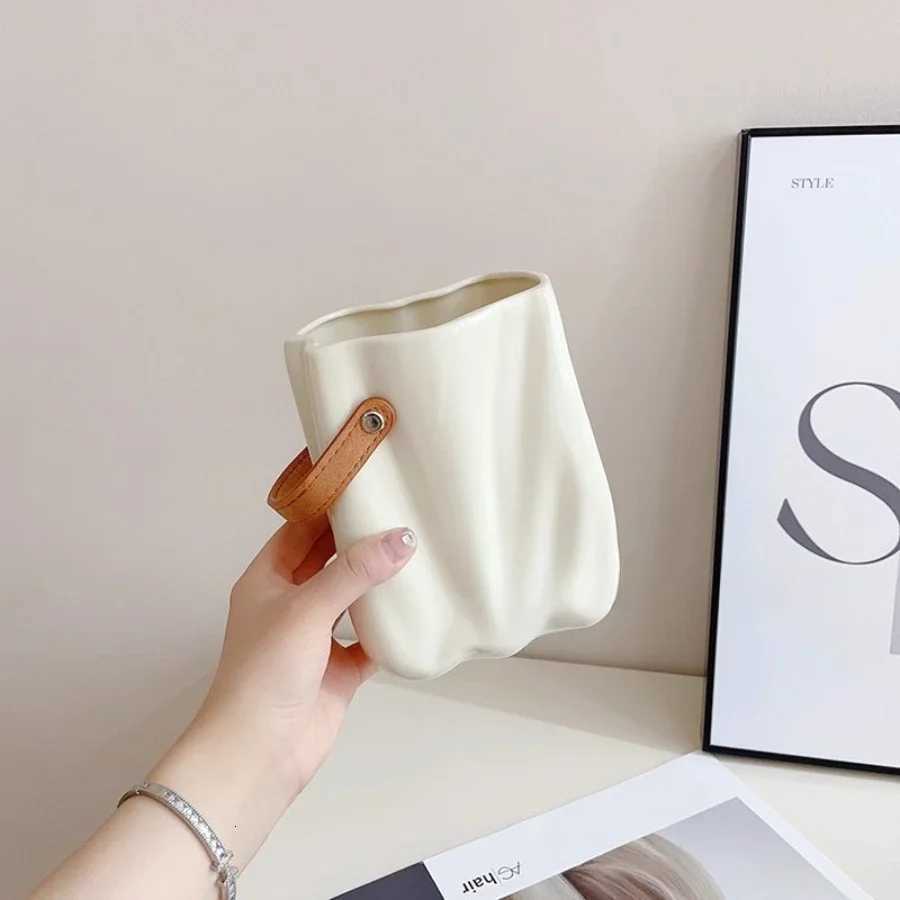 Ceramic Vase Simple Hand-held Hydroponic Flower Arrangement Dining Ro Desktop Christmas Coffee Shop Dried Flower Decoration H251204