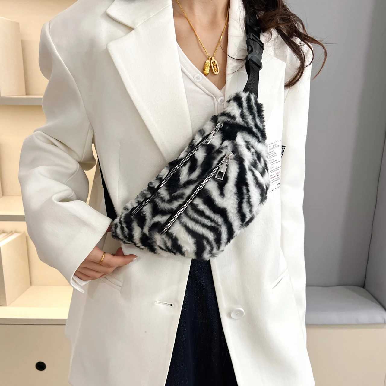 2025 Winter Plush Waist Bags for Women Fashion Leopard Pattern Chest Bag Double Zipper Belt Bags Female Banana Hip PurseT251204