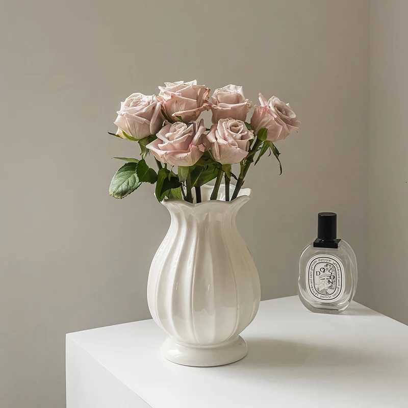 French Ceramic Vase with A Luxurious and High-end Feel Featuring Vintage Rose Peony Fresh Flowers and White Decorations H251204