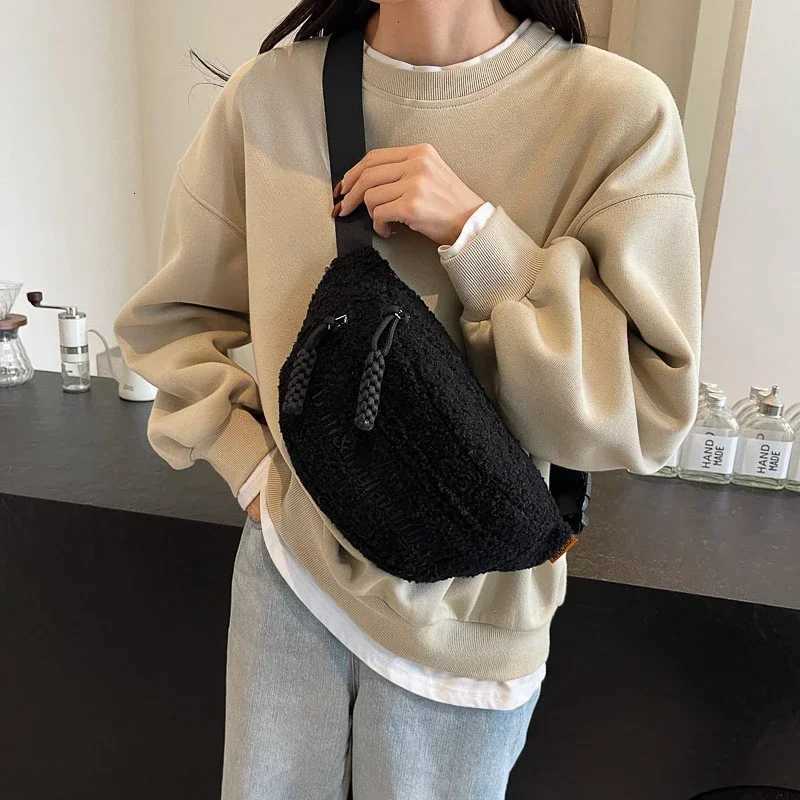 Large Womens Waist Winter Plush Belt Bag Shoulder Crossbody Chest Bag Fashion Fluffy Fanny Pack Banana Purse Designer BagT251204
