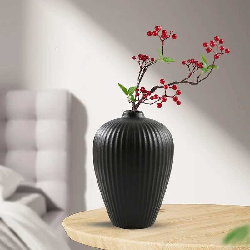 1PC Black Ceramic Vase Flower Ceramic for Flowers Small Vase for Off and Living Ro He Decoration Ceramic Vase jarrones H251204