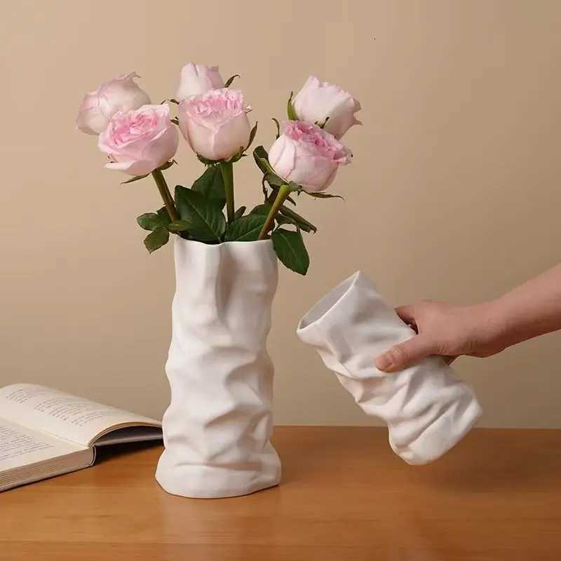 Nordic Black and White Pleated Vase Flower Ceramic Vase For He Display Desktop Decor Crafts Art Vase Housewarming Gift H251204