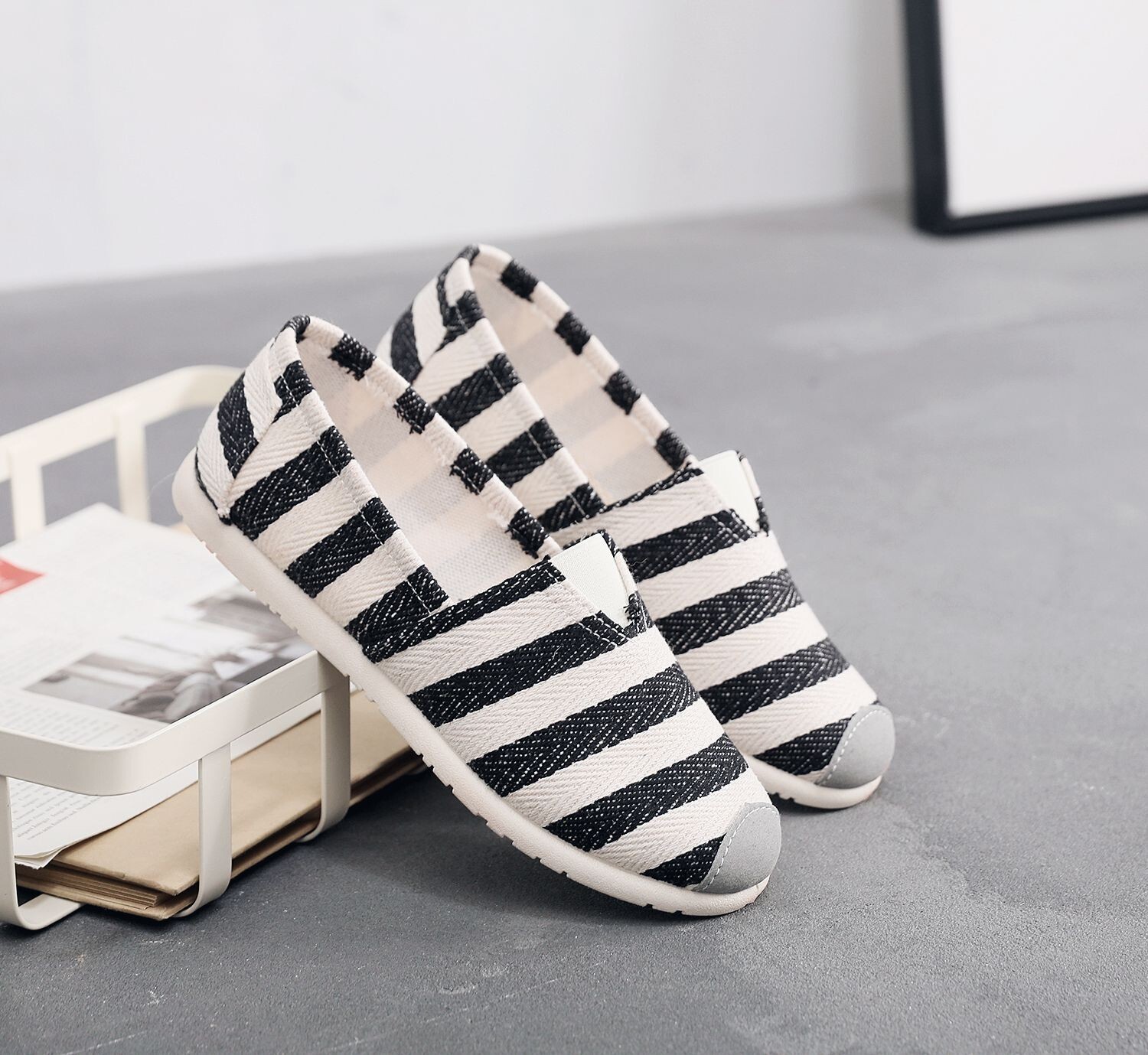 25 New Spring and Autumn Old Beijing Cloth Shoes Casual Canvas Shoes Slip-On Women's Shoes Non-Slip Soft Sole Versatile Women's Shoes