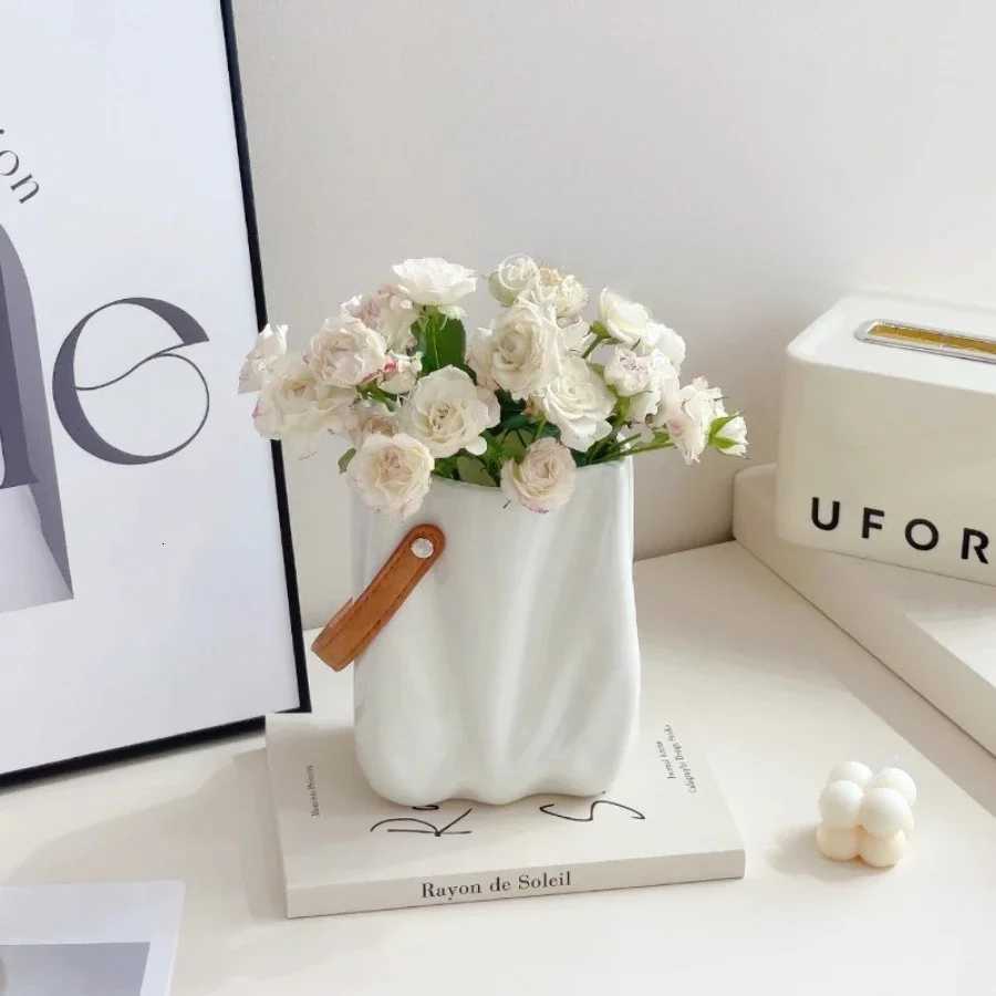 Ceramic Vase Simple Hand-held Hydroponic Flower Arrangement Dining Ro Desktop Christmas Coffee Shop Dried Flower Decoration H251204