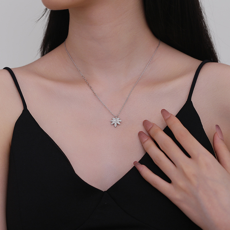 luxury Micro Inlaid Full Diamond Maple Necklace For Women Trendy High-End Clavicle Chain Elegant Simple Light designer Luxury Niche Design free shippi