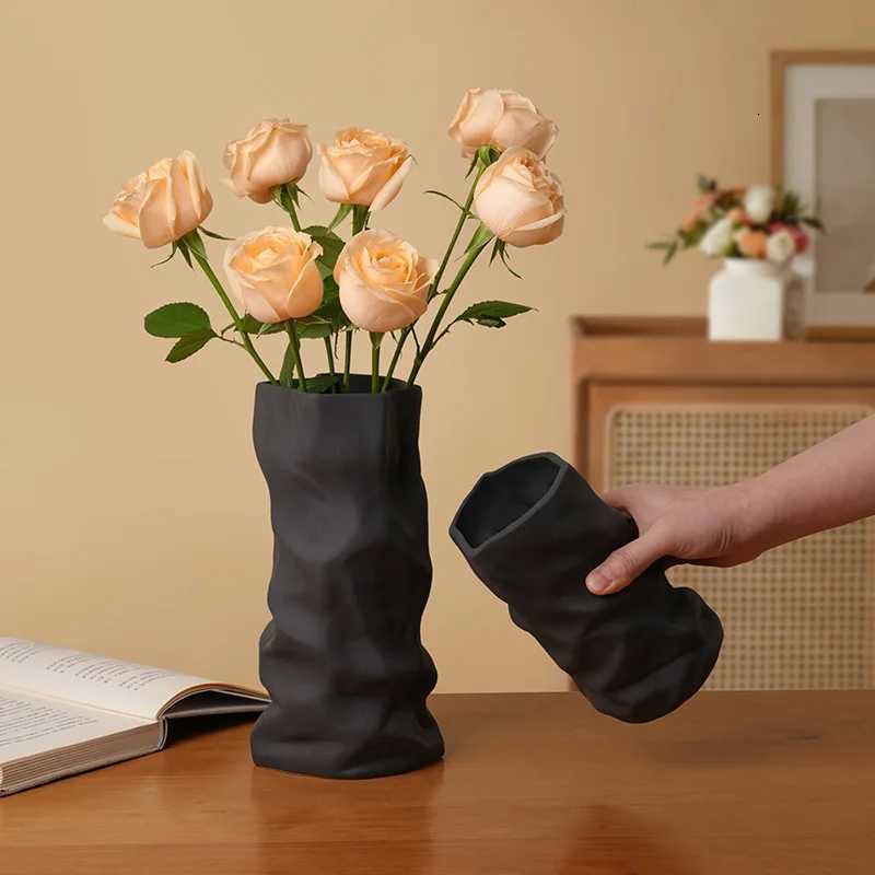 Nordic Black and White Pleated Vase Flower Ceramic Vase For He Display Desktop Decor Crafts Art Vase Housewarming Gift H251204