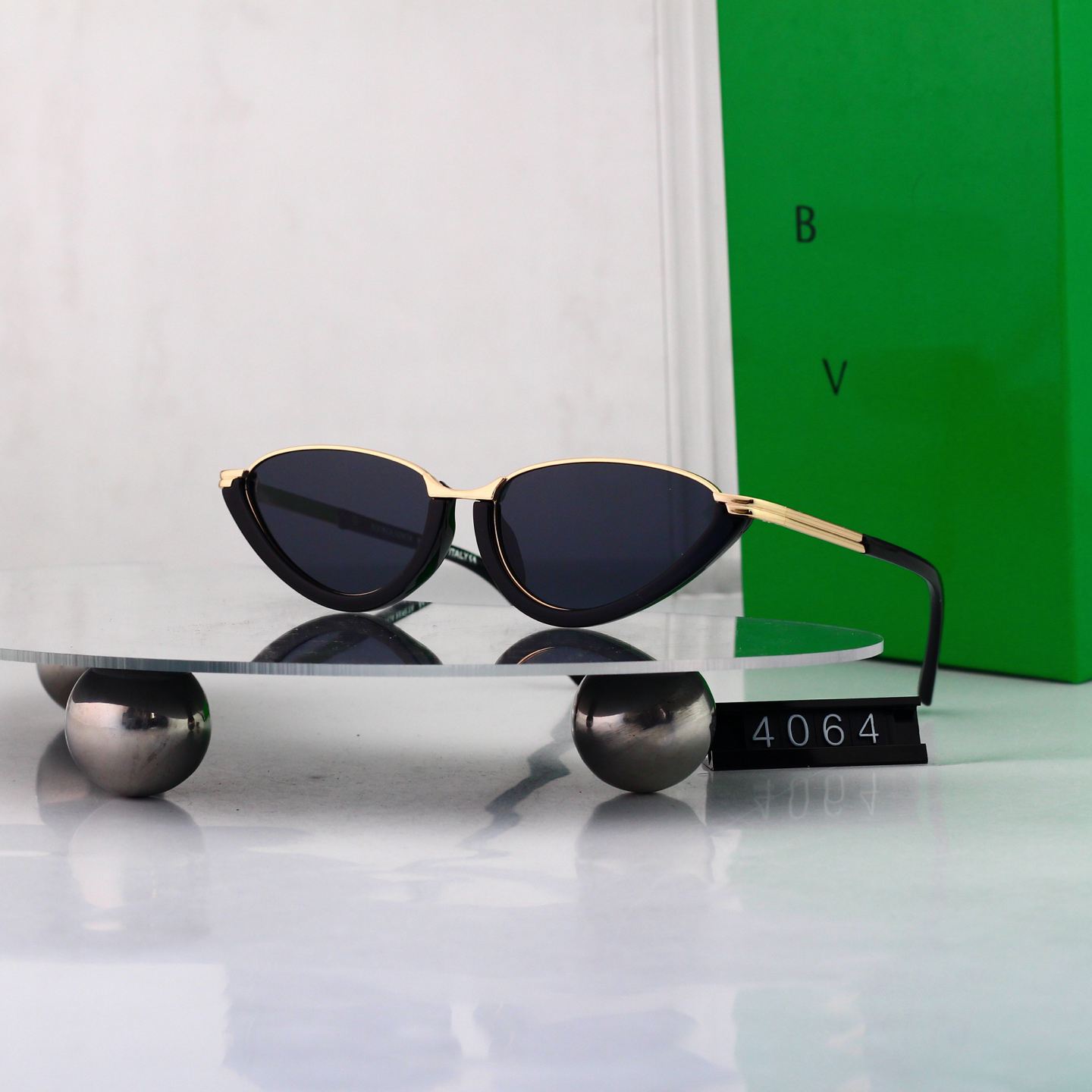 Semi-Rimless designer sunglasses Luxury sunglasses Metal alloy sunglasses for Women and Man Unisex Designer Goggle Beach Sun Glasses Retro Frame Design UV400 logo