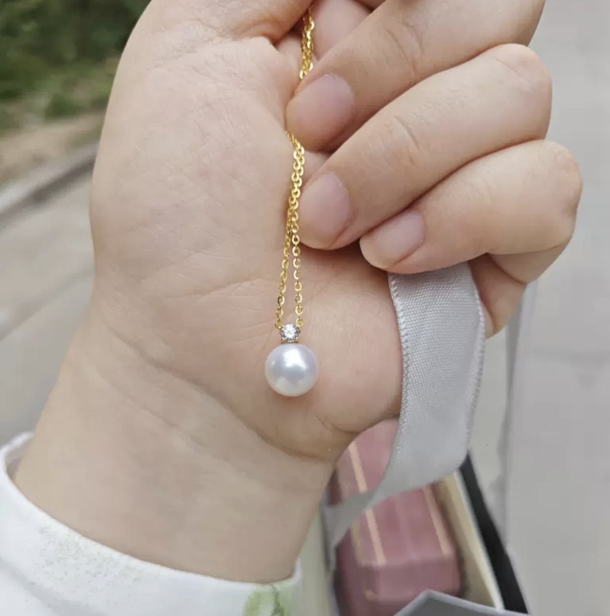 For luxury free shipping Women, Light Luxury, Elegant, High-End Feel, Versatile designer French Style, Diamond-Studded Pendant, Collarbone Neck Chain,