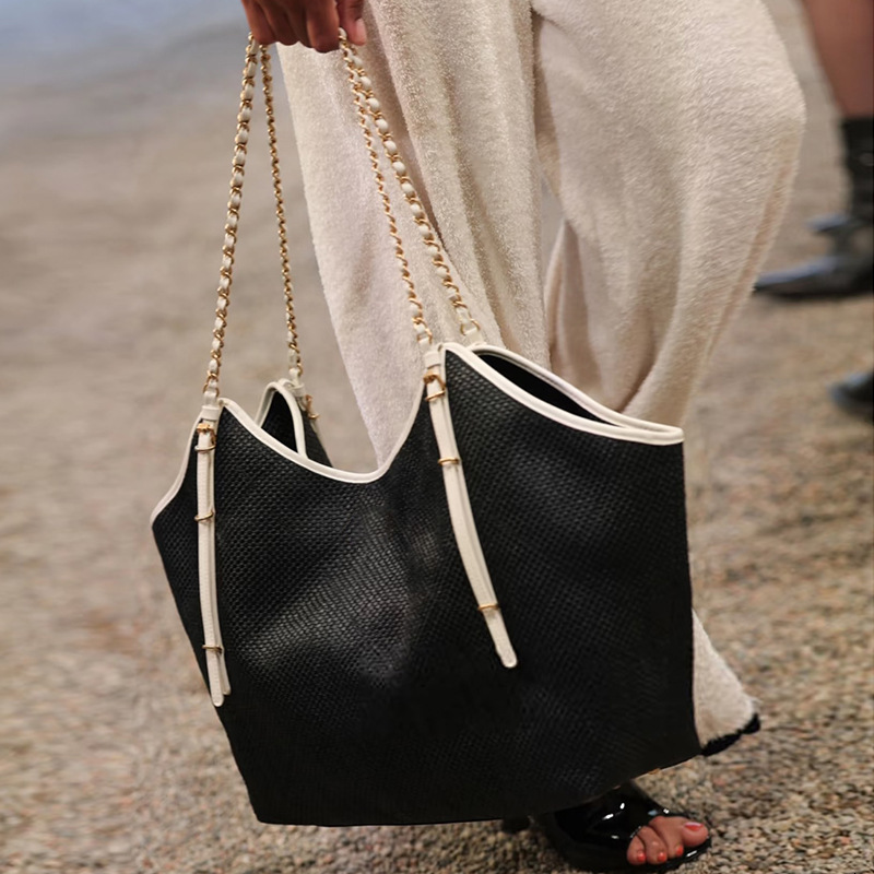 2025 Summer New Versatile Handbag Underarm Chain Niche Shoulder High-end Trendy Crossbody Bag Wholesale