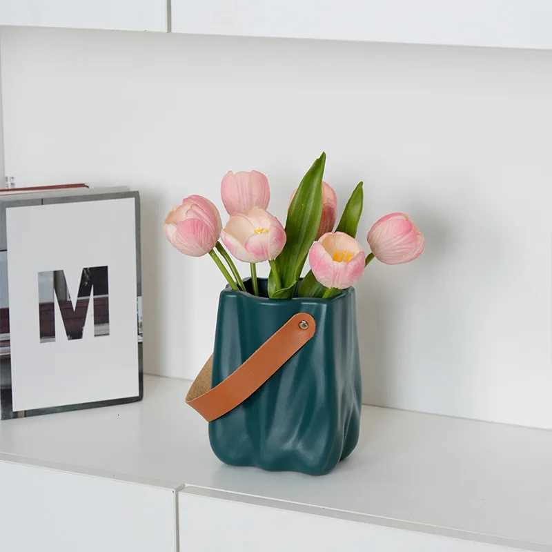 Nordic-style creative plastic handbag vase suitable as a container for dried flowers or fresh flowersChristmas gift H251204
