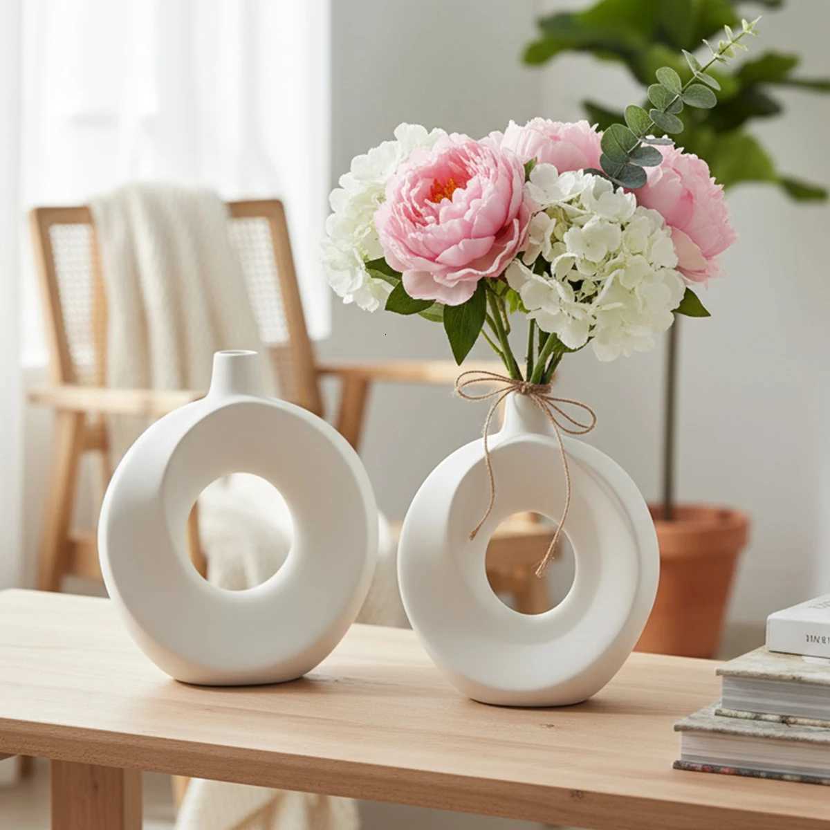 1PC a creative and simple resin white donut vase a modern he decoration vase H251204
