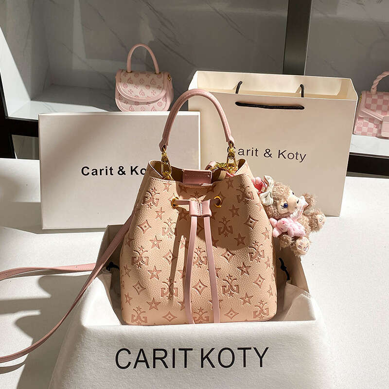 Pink Niche Embossed Bucket 2025 New Large Capacity Commuter Shoulder Bag Wholesale dh4445035JY