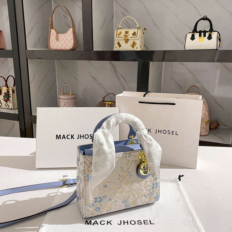 One Piece Dropshipping Niche Blue Embroidered Princess Diana Bag 2024 New High-end Fashion Handbag Wholesale dh4445035JY