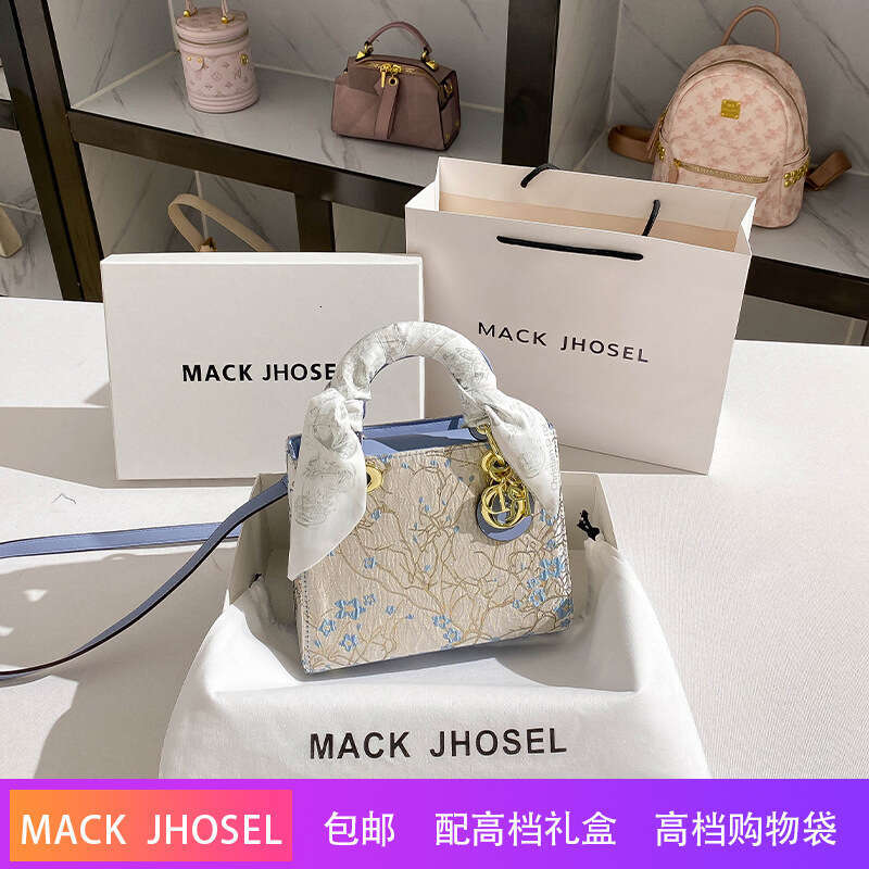 One Piece Dropshipping Niche Blue Embroidered Princess Diana Bag 2024 New High-end Fashion Handbag Wholesale dh4445035JY