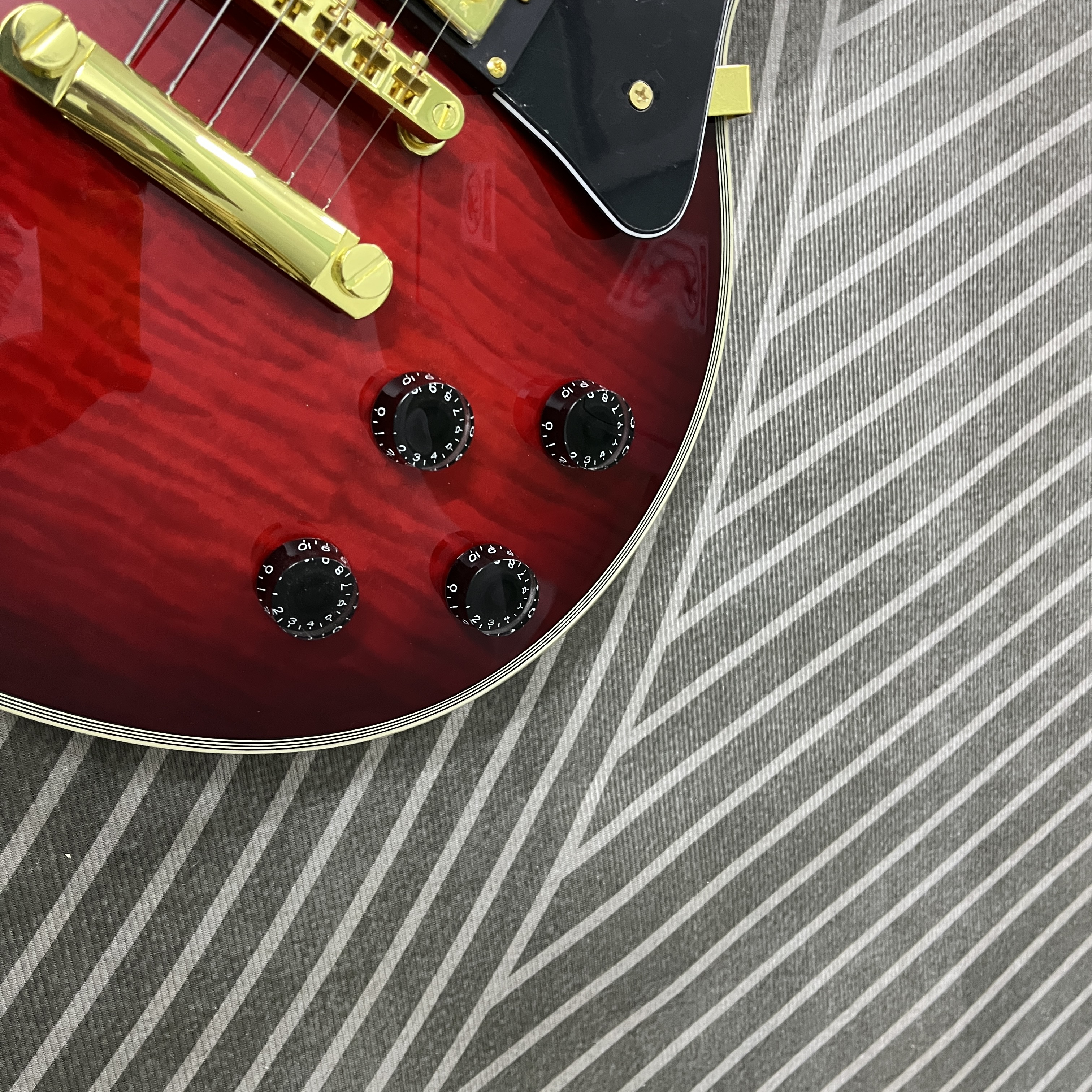 Rock electric guitar, 6strings,red flame maple veneer, gold hardware, rosewood fingerboard, suitable for beginners as well