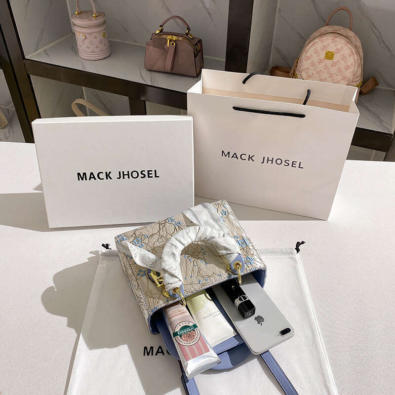 One Piece Dropshipping Niche Blue Embroidered Princess Diana Bag 2024 New High-end Fashion Handbag Wholesale dh4445035JY