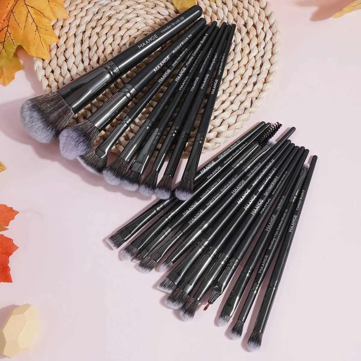 MAANGE 20Pcs Professional Makeup Brushes Set Foundation Concealer Eyeshadow Blush Brush Blending Beauty Tools with Portable BoxT251205
