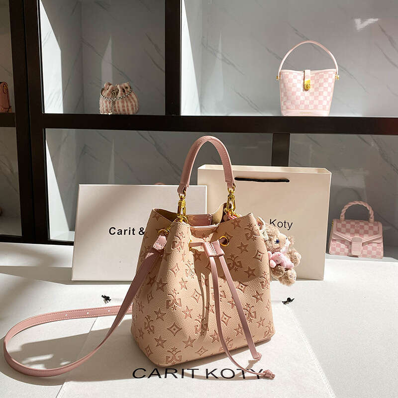 Pink Niche Embossed Bucket 2025 New Large Capacity Commuter Shoulder Bag Wholesale dh4445035JY