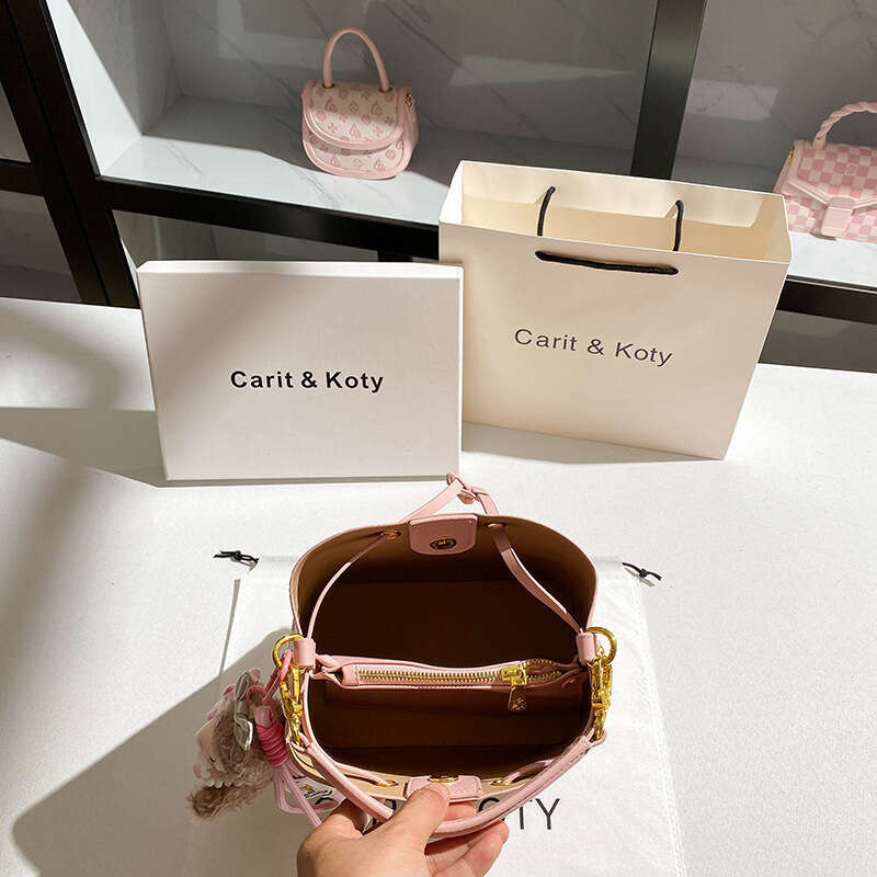 Pink Niche Embossed Bucket 2025 New Large Capacity Commuter Shoulder Bag Wholesale dh4445035JY