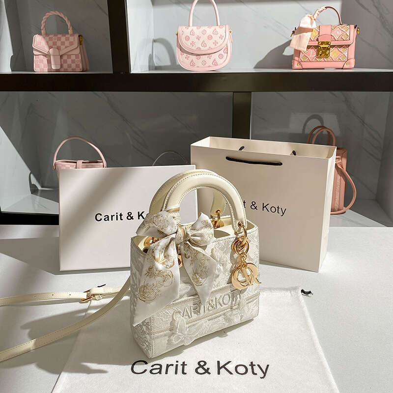 Dropshipping Chinese Style Heavy Embroidery Princess Diana Bag 2024 New Autumn Winter Commuter Handbag Wholesale dh911043022JY