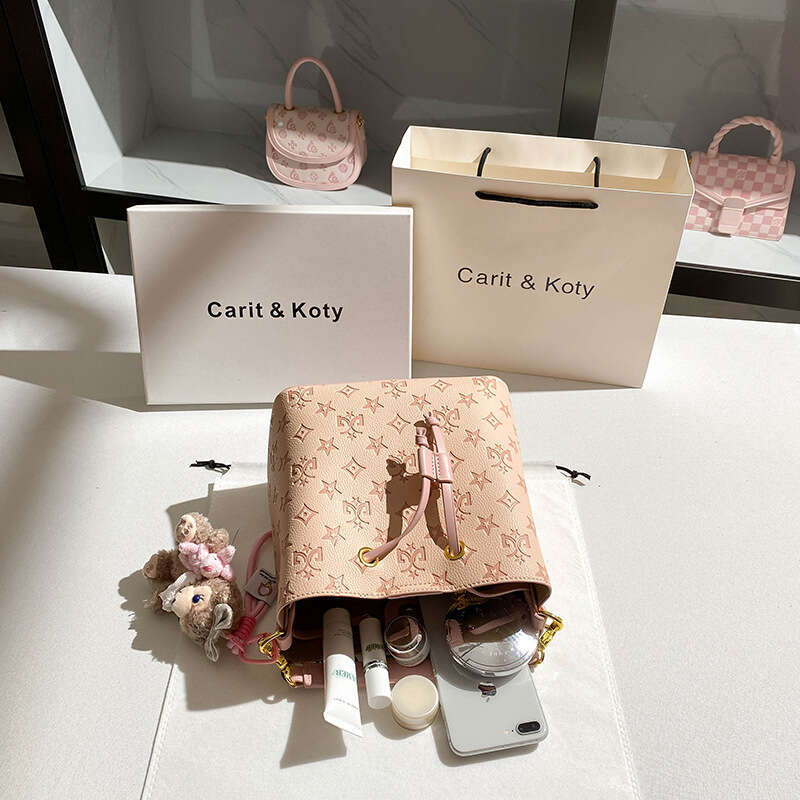 Pink Niche Embossed Bucket 2025 New Large Capacity Commuter Shoulder Bag Wholesale dh4445035JY