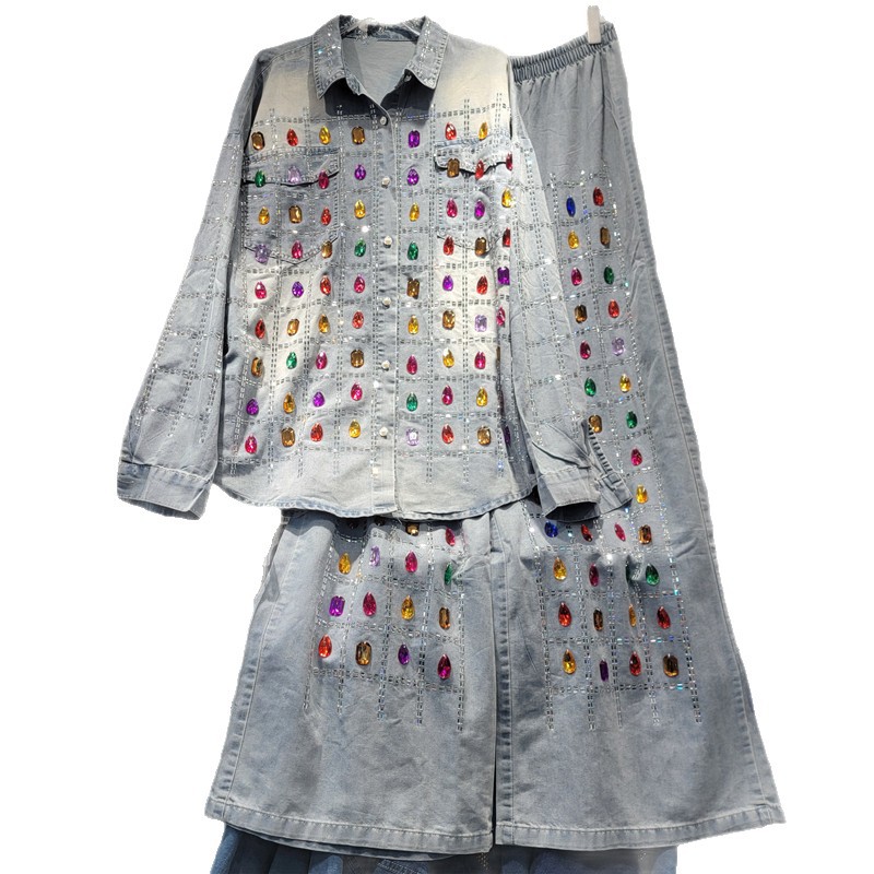 New heavy-duty embossed diamond and beaded loose, slimming and versatile denim shirt paired with casual trousers