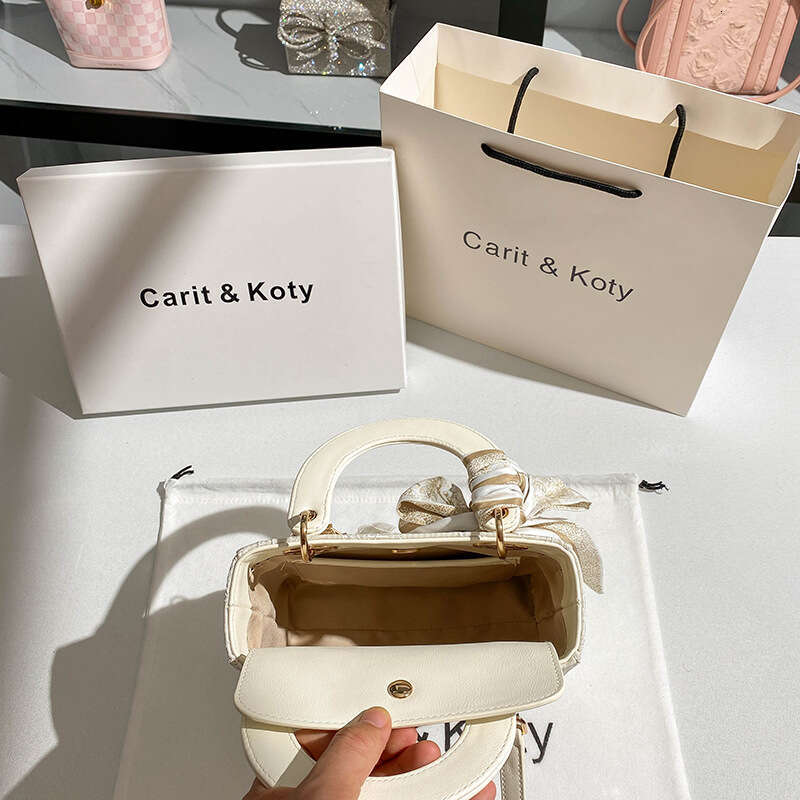 Dropshipping Chinese Style Heavy Embroidery Princess Diana Bag 2024 New Autumn Winter Commuter Handbag Wholesale dh911043022JY