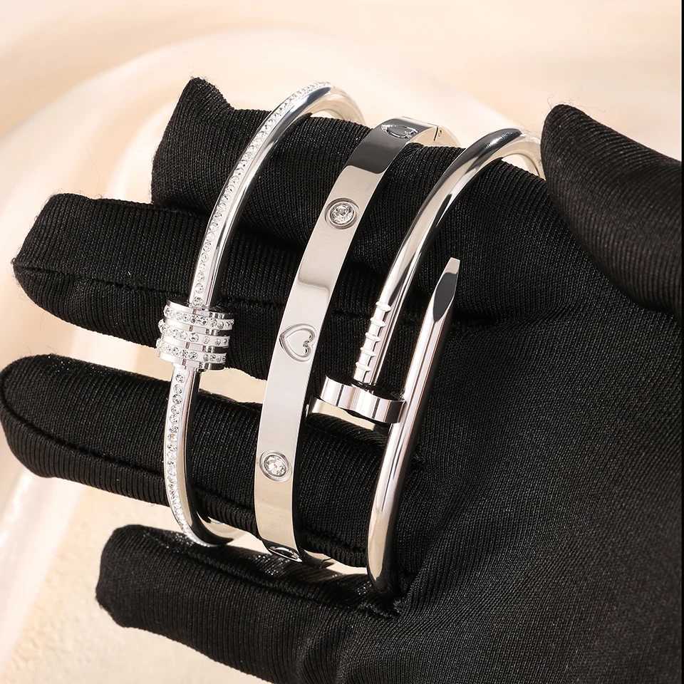 Fashion Zircon Inlaid Heart Bracelet Three Piece Set For Women Men Silver Color Stainless Steel Bracelet Party Daily JewelryT251205