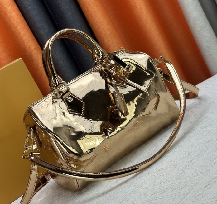 New messenger bag women's flip handbag women's single-shoulder bag fashionable chain crossbody bag mirror-reflective leather shell luxurious underarm bag