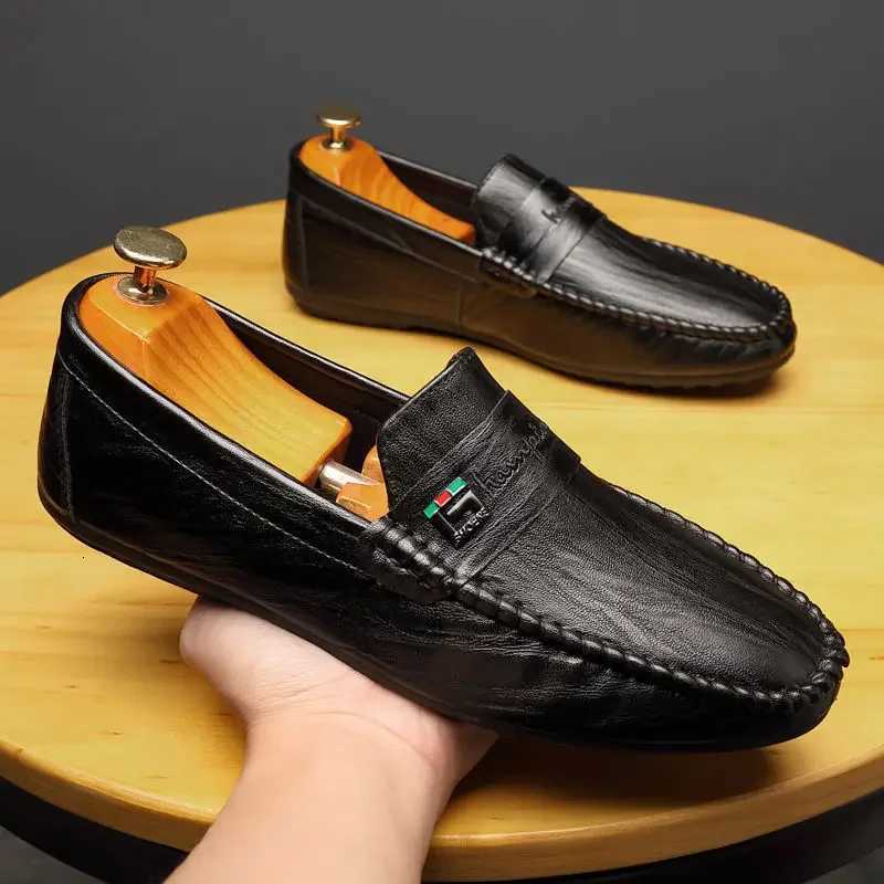 Spring Autumn Men Dress Shoes White Loafers Leather Casual Shoes Slip on Moccasin Shoes Zapatos Casuales Designer Loafers Men W251205