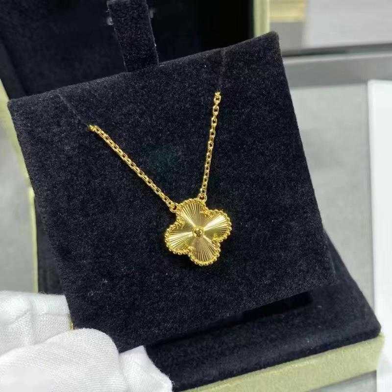 Silver four-leaf clover necklace made of 18K gold is a bracelet with rose red jasper, agate and white shell pendant and collar chain. Z251205