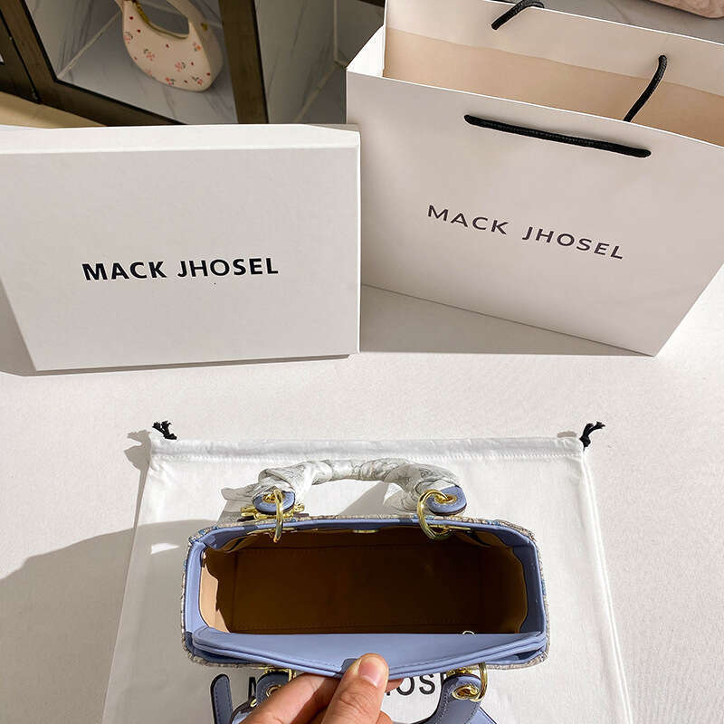 One Piece Dropshipping Niche Blue Embroidered Princess Diana Bag 2024 New High-end Fashion Handbag Wholesale dh4445035JY