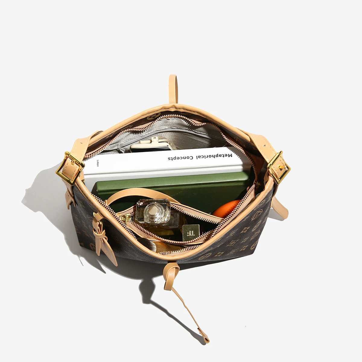 Large-Capacity Bag for Women 2025 New Trendy Autum Fashion Commuter Tote Bag Crossbody Bag Foreign Style Single Shoulder ArmpitXJ251206