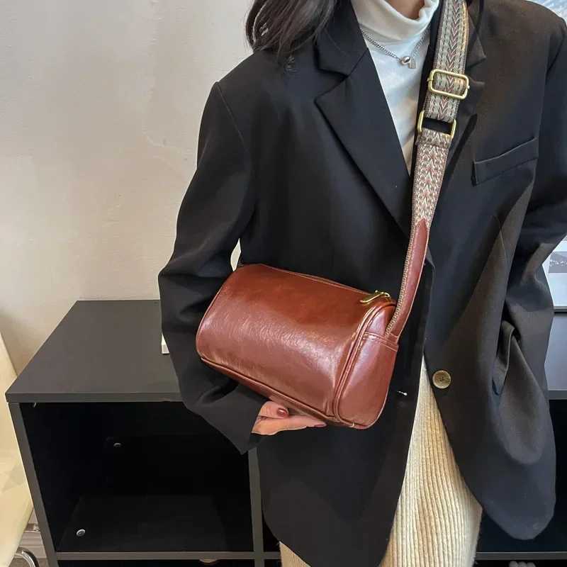 Vintage Shoulder Bag for Women Fashion Wide Strap Crossbody Bag Retro Pillow Messenger Handbag Ladies Tote Clutchs Purses ToteT251205