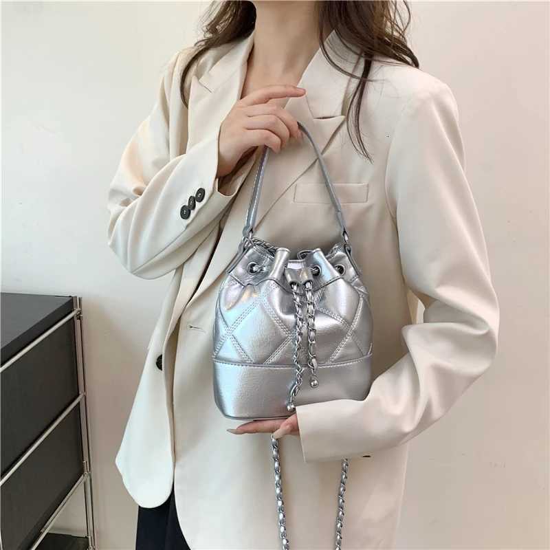 Car sewing bucket bag womens shoulder bag solid color mother bag large capacity 2024 new fashion popular womens bagT251206