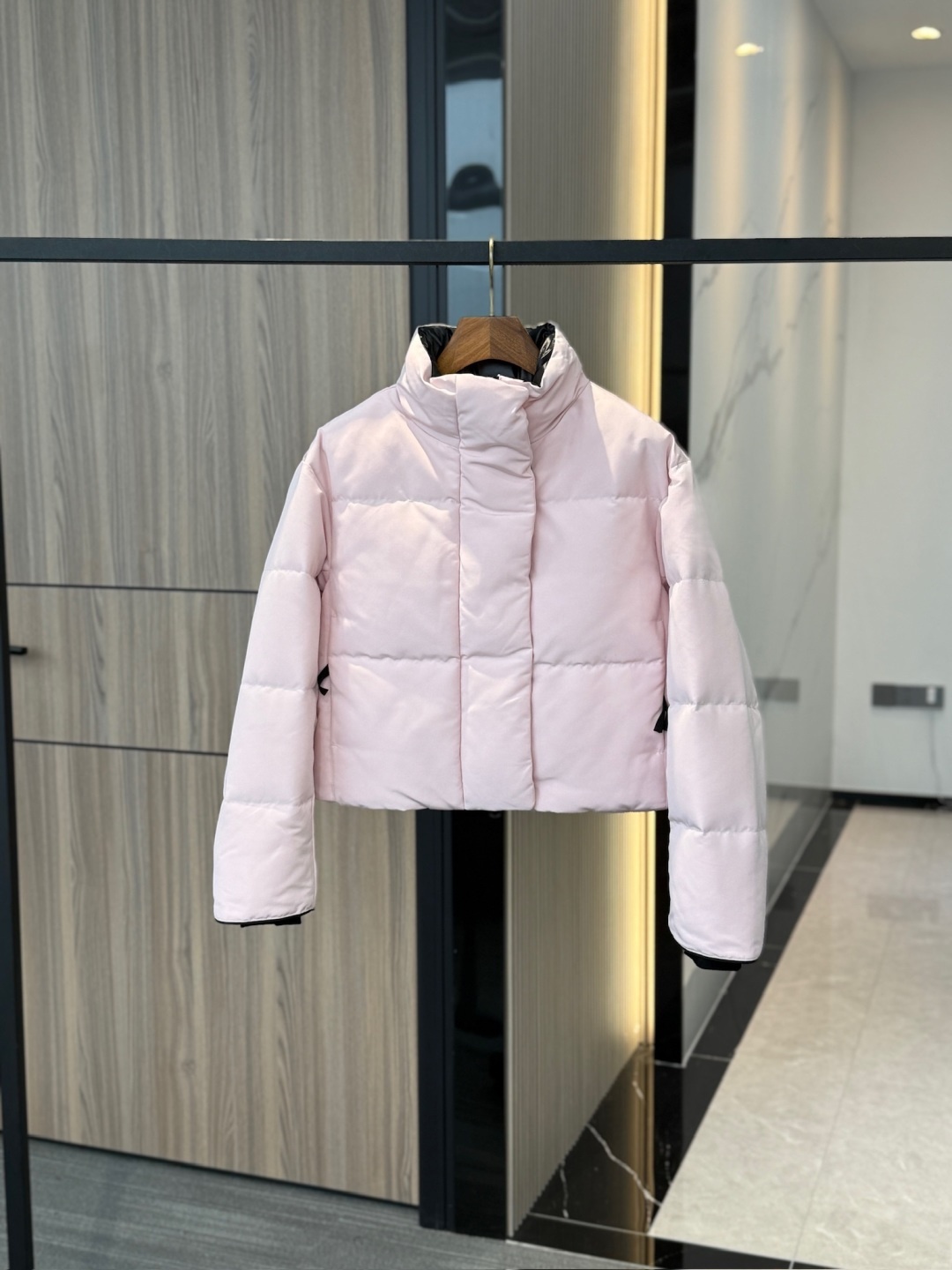 Women's short down jacket for 2025, stylish, sophisticated and versatile.