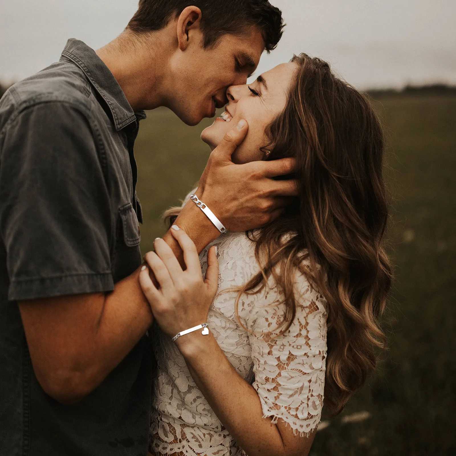 Vnox Custom Valentines Day Gift Jewelry for Couples Love Promise Bracelets for Women Men Heart Charm Figaro Chain Bracelets W251206