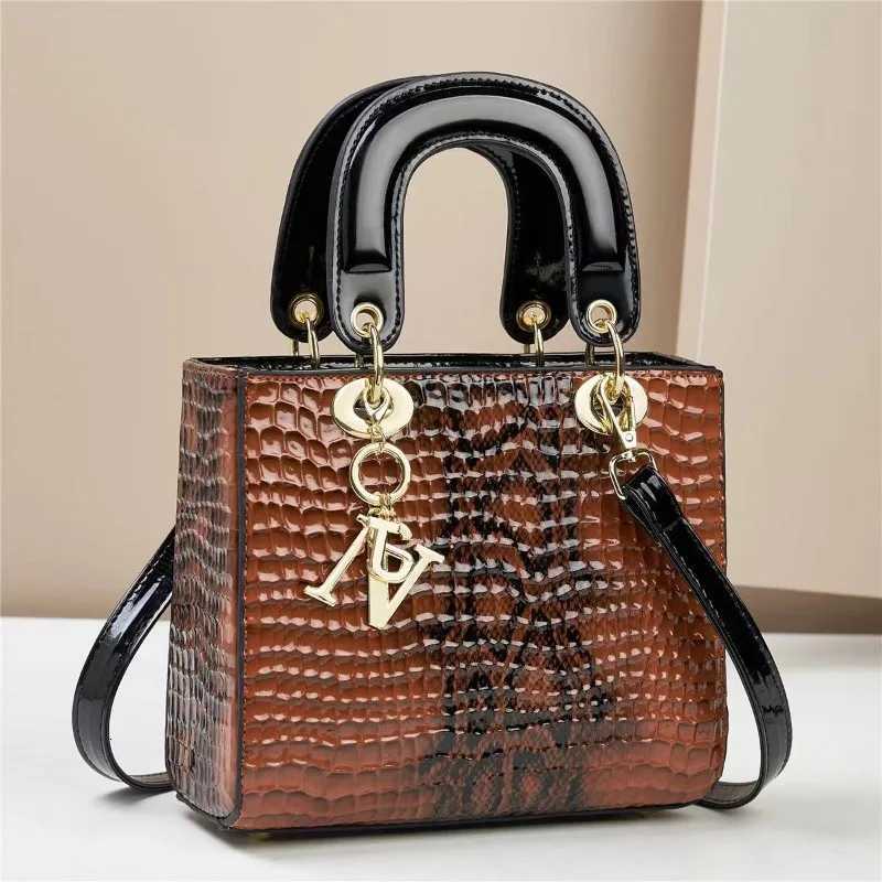 2025 New Designer Crocodile Leather Women Shoulder Bag High Quality Tote Lady Bag Luxury Womens Crossbody Bag HandbagT251205