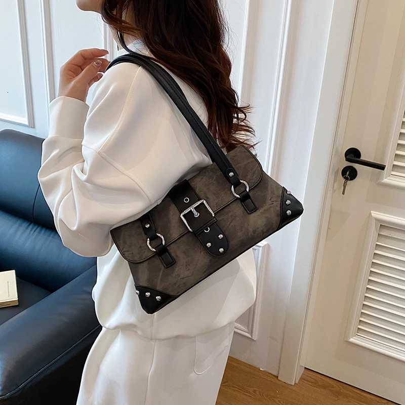 BWYP8198 Korean High-End Fashion Wasteland Style Motorcycle Bag 2025 New Rivet Design Trendy Cool Commuter Shoulder Underarm BagXJ251206