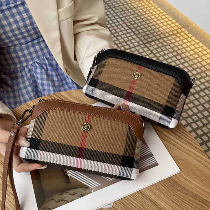 Canvas Lattice Clutch Bag Female High Value Shoulder Crossbody Bag Large Capacity Mobile Phone Bag Light Luxury Small BagT251205