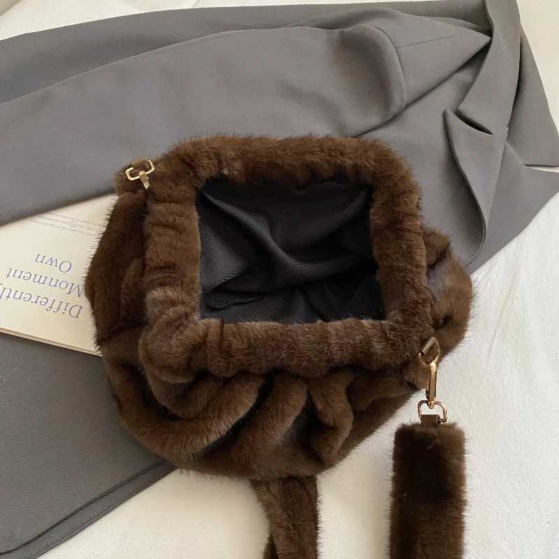 Fashionable Wrinkled Cloud Bag Soft Faux Fur Small Shoulder Bags for Women 2025 Winter Trend Korean Plush Handbags Crossbody BagT251206