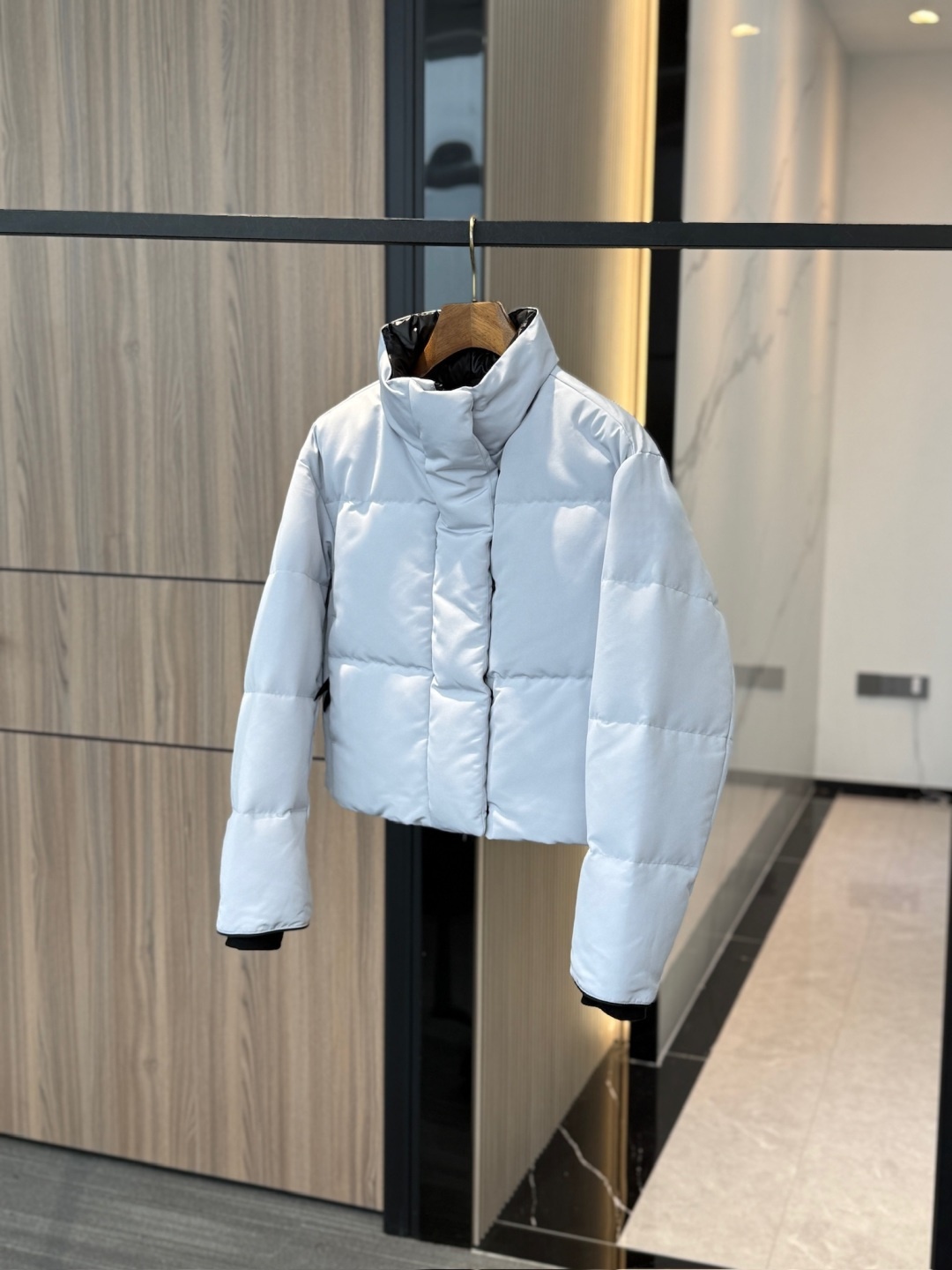 Women's short down jacket for 2025, stylish, sophisticated and versatile.