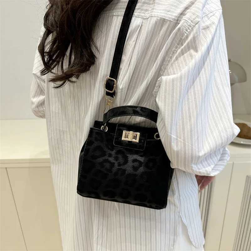 Chic Banquet Leopard Print Crossbody Bag Stylish Women Tote Bag Retro Buckle Handbag Underarm Shoulder Bag for Women Daily UseT251205