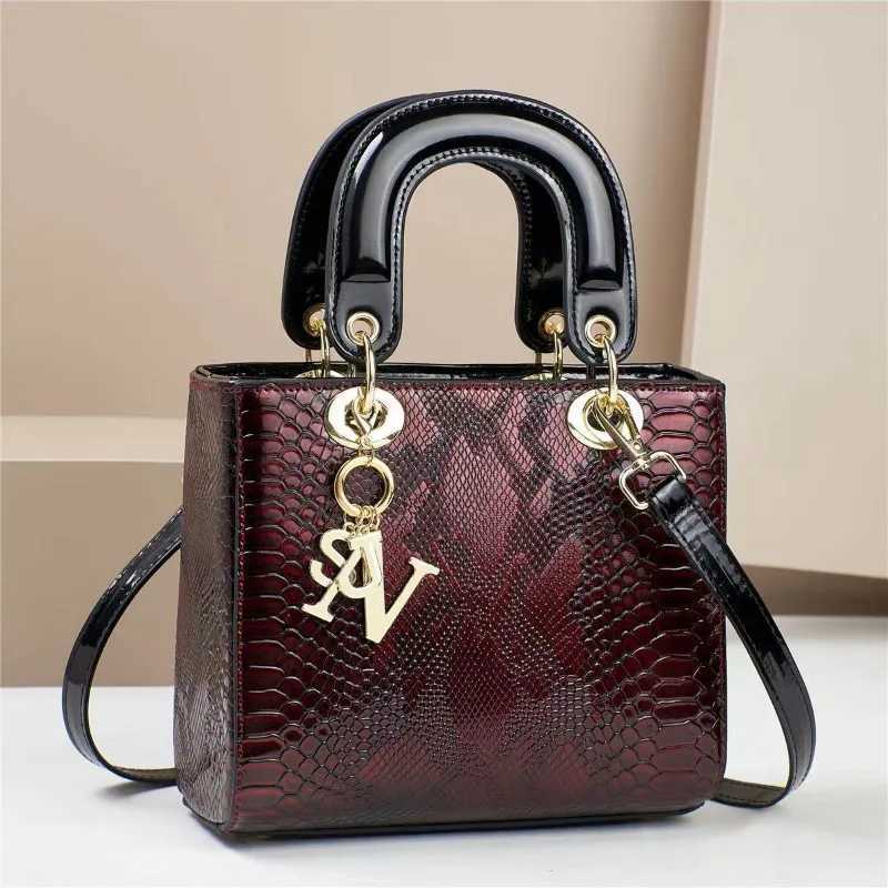 Luxury Brand Designer WomenS Handbag Classic Retro Shoulder Bag Fashionable Casual Crossbody Bag Versatile Small Square BagT251205