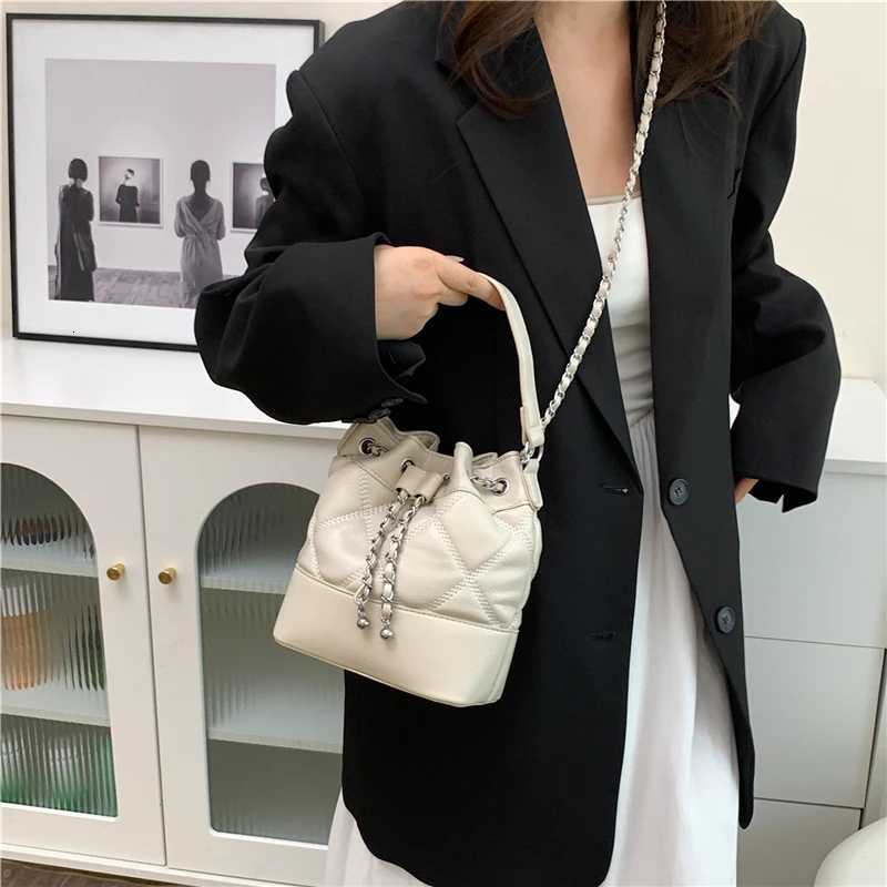 Car sewing bucket bag womens shoulder bag solid color mother bag large capacity 2024 new fashion popular womens bagT251206