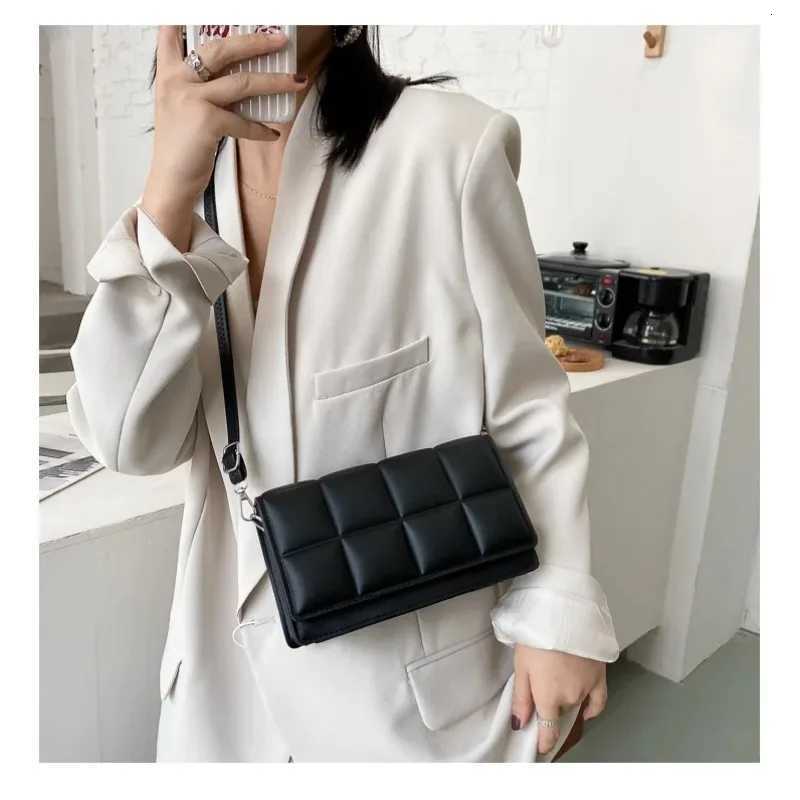 Womens Bag Autumn Winter New Female Literary SingleShoulder Bag Minority Design CrossBody Bag Trend Womens Bag BolsosT251206