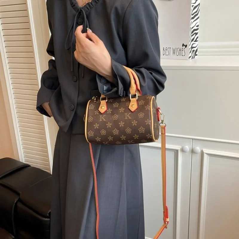 A New 2025 Vintage Boston Pillow Bag with Floral Patterns for Women A High-end Single-shoulder Crossbody Small HandbagT251205