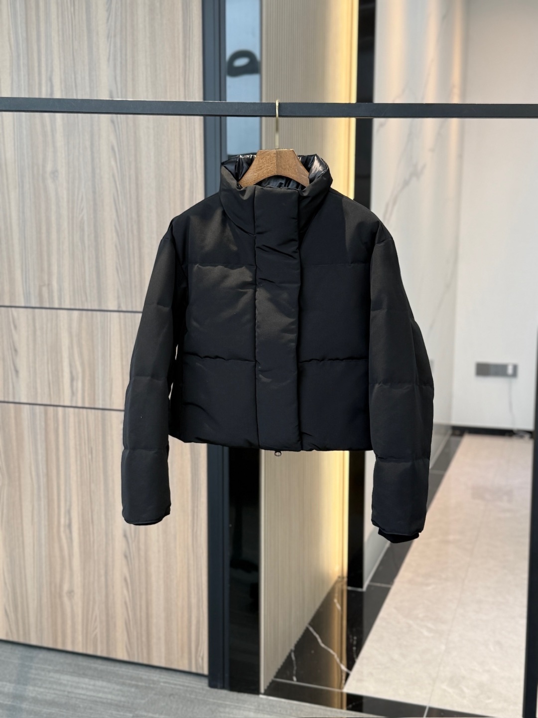 Women's short down jacket for 2025, stylish, sophisticated and versatile.