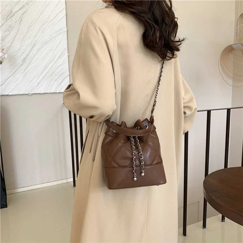 Car sewing bucket bag womens shoulder bag solid color mother bag large capacity 2024 new fashion popular womens bagT251206
