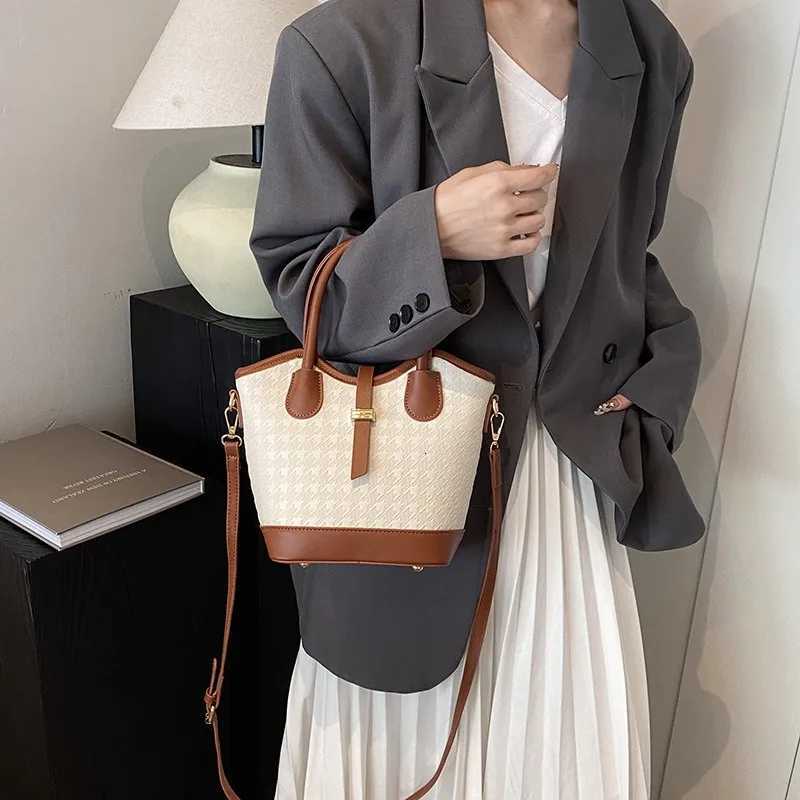 Trendy Womens Bucket Bag Latest Color Block Crossbody Shoulder Bag Stylish and Versatile HandbagT251206